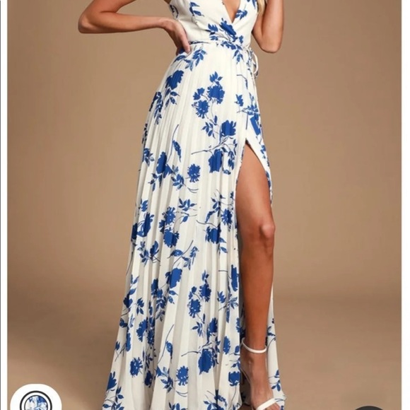 Lulu’s pleated maxi dress - Picture 2 of 6